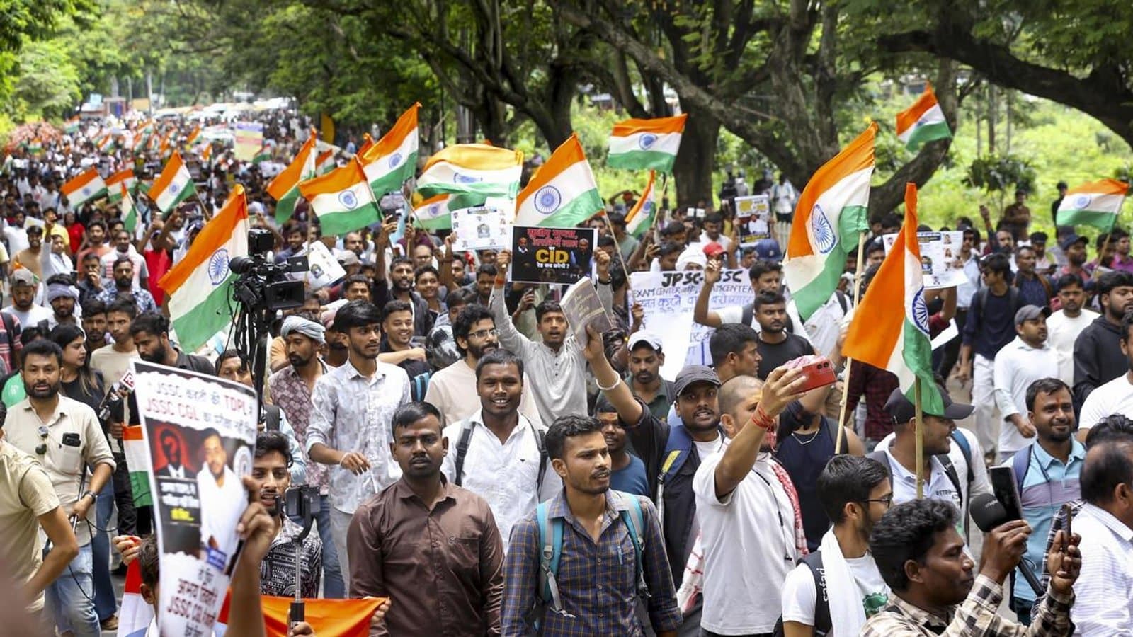 Students and job aspirants marching towards the Jharkhand Assembly in Ranchi carrying national flags and placards about the JPSC and JSSC examinations. फाइल फोटो।
