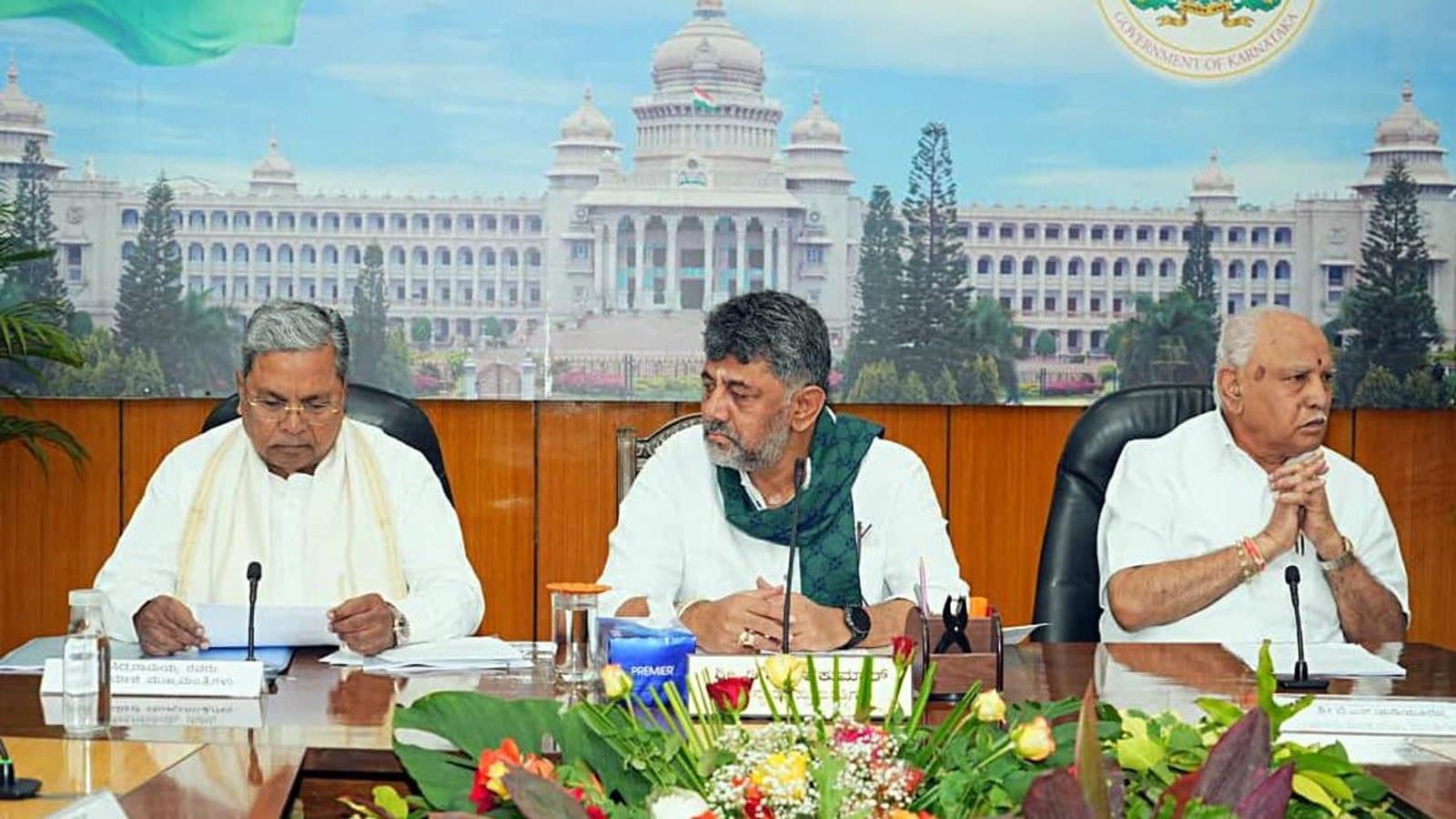 Karnataka Chief Minister D.K. Shivakumar chairing an all party meeting on the Cauvery issue, seated between Siddaramaiah and B.S. Yediyurappa. फाइल फोटो।