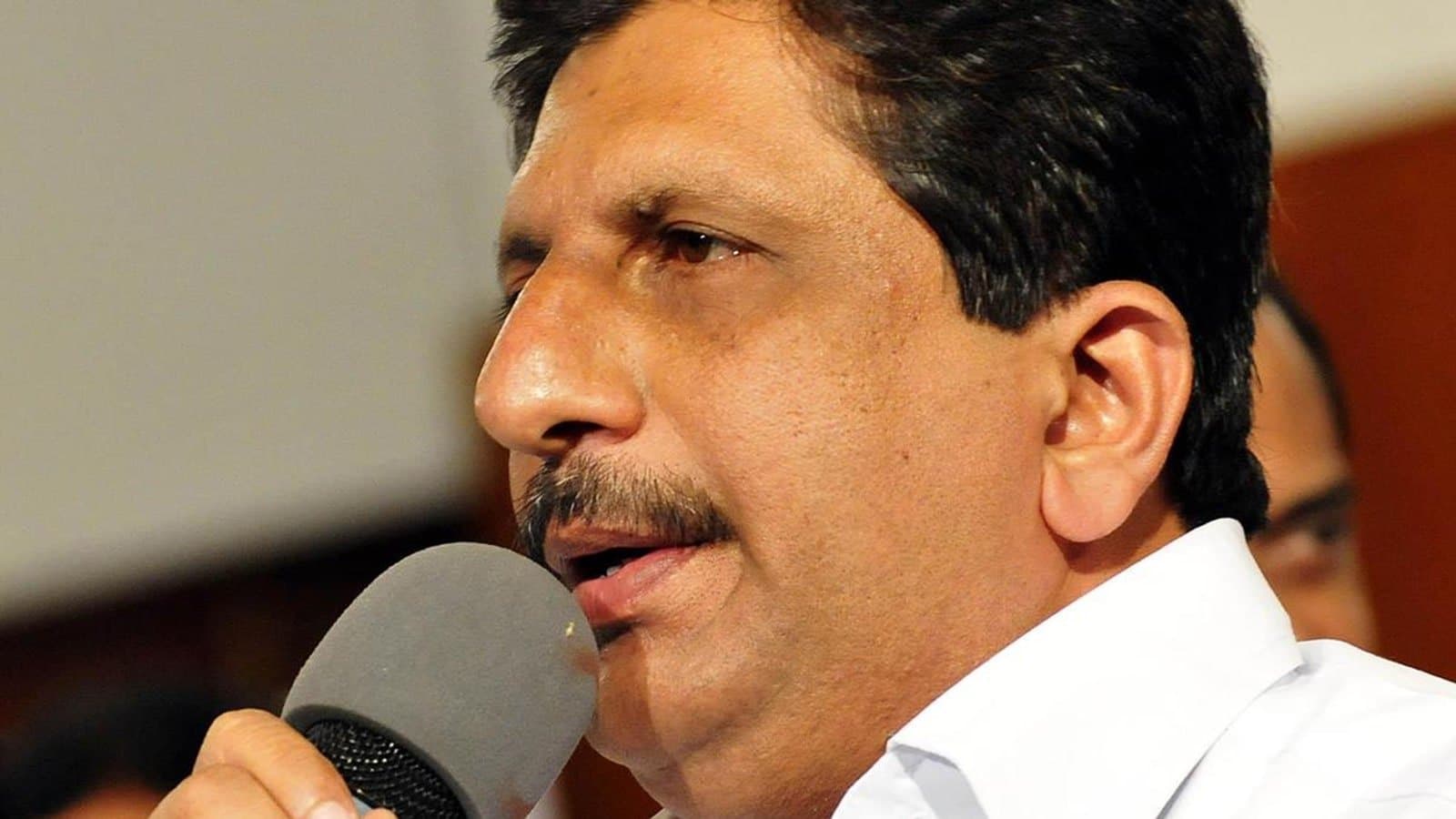 Kerala Water Resources Minister Mons Joseph speaking into a handheld microphone. File photograph. फाइल फोटो।