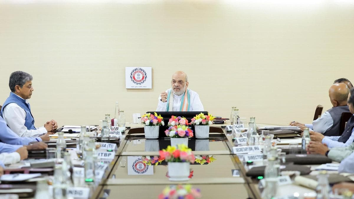 एक लंबी बैठक की मेज के मुख्य स्थान पर बैठे केंद्रीय गृह मंत्री अमित शाह सुरक्षा समीक्षा बैठक की अध्यक्षता करते हुए