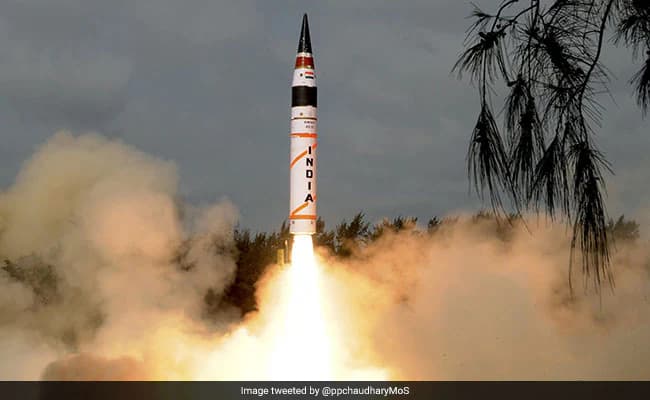 एक अग्नि मिसाइल परीक्षण स्थल से धुएं और आग का निशान छोड़ते हुए प्रक्षेपित होती हुई