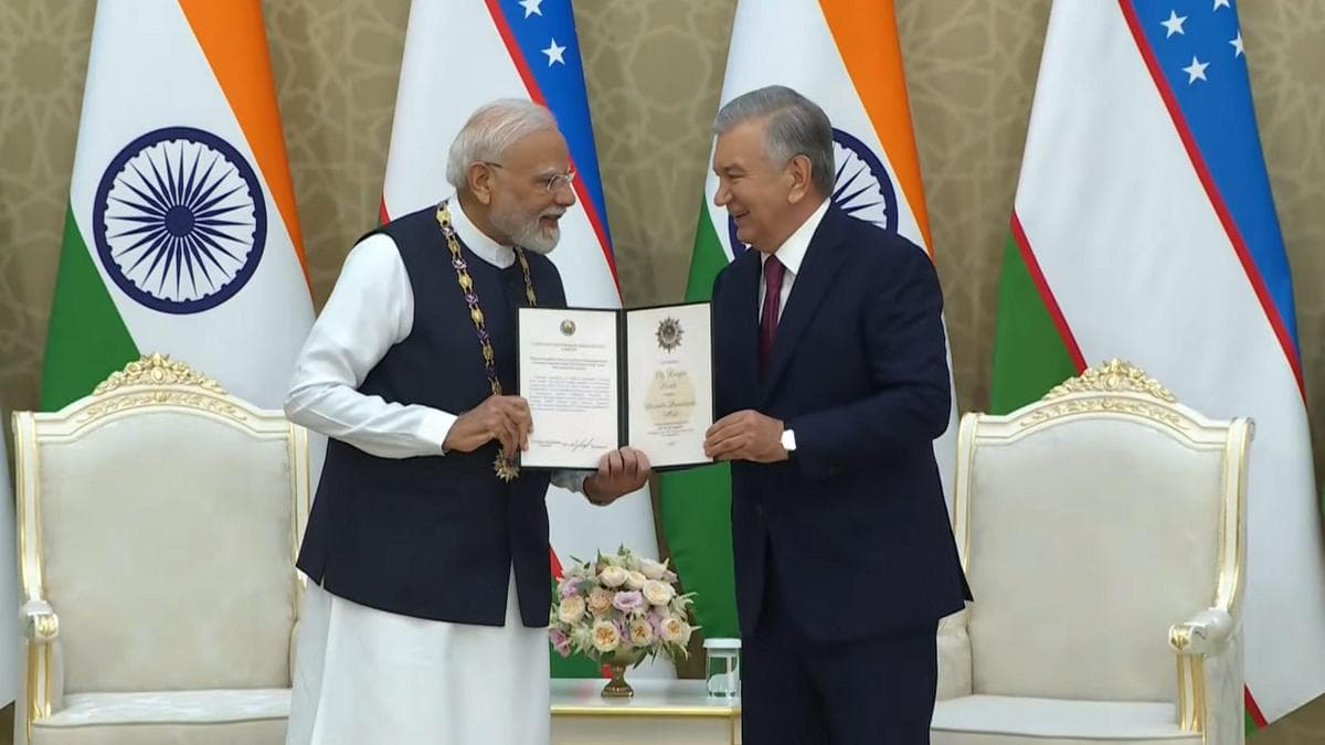 उज्बेकिस्तान के राष्ट्रपति शवकत मिर्जियोयेव प्रधानमंत्री नरेंद्र मोदी को ओली दराजली दुस्तलिक सम्मान प्रदान करते हुए