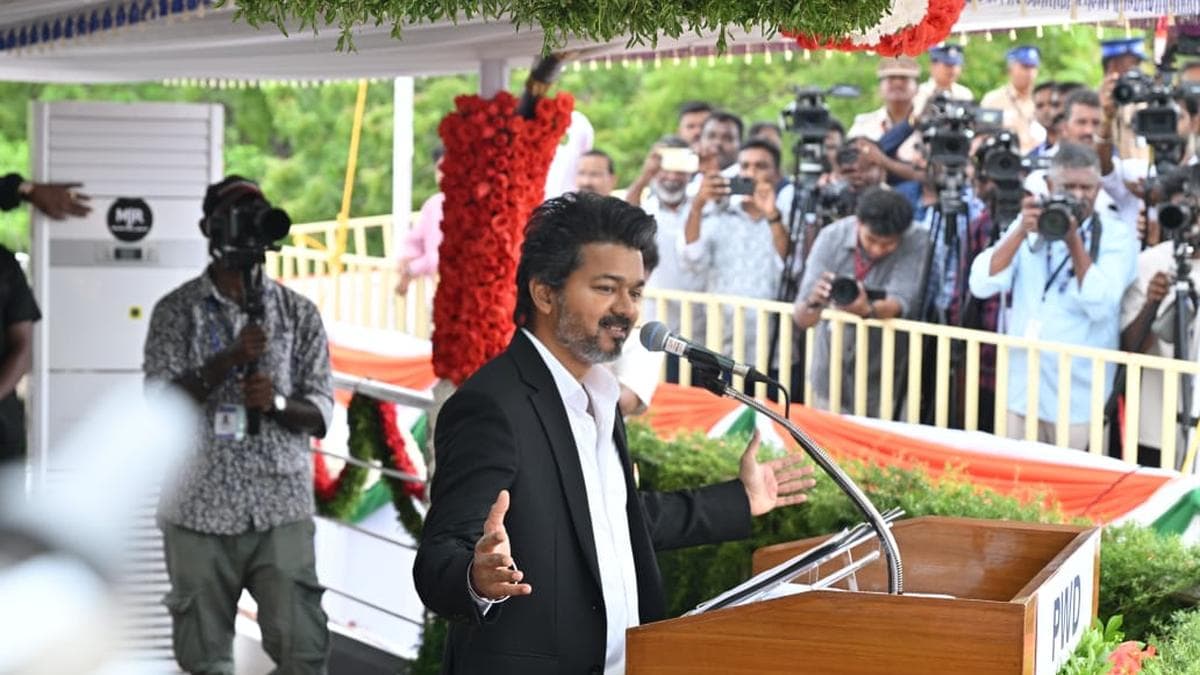 फोर्ट सेंट जॉर्ज में स्वतंत्रता दिवस पर भाषण देते तमिलनाडु के मुख्यमंत्री विजय