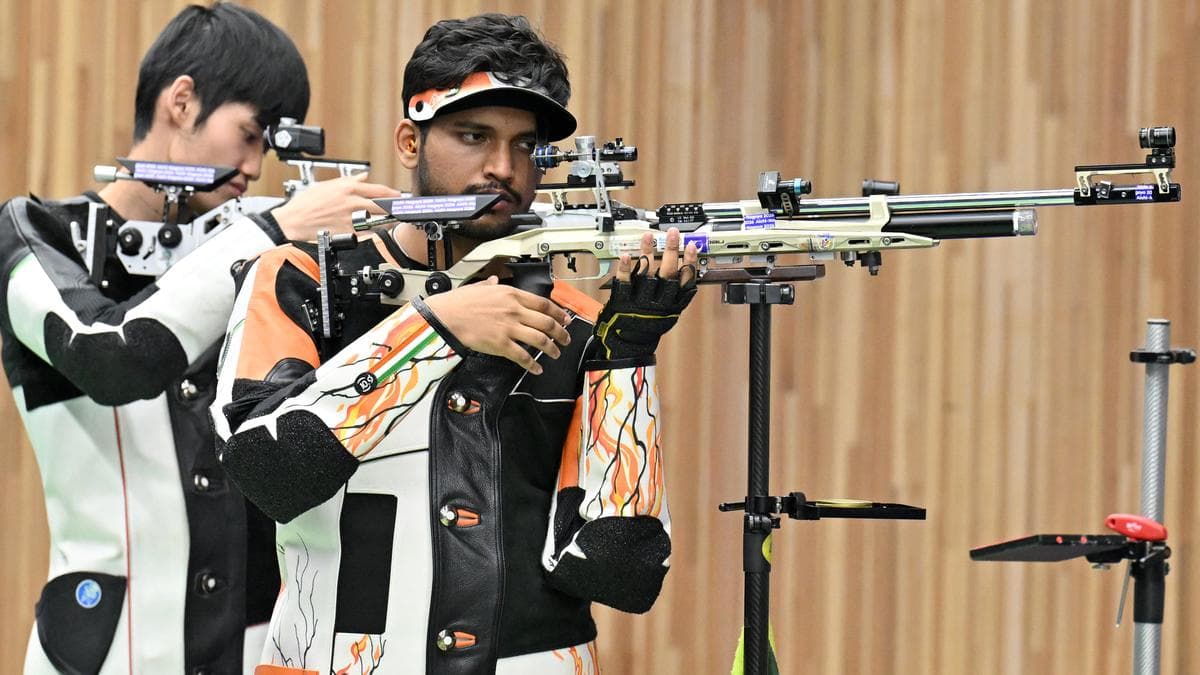 एक निशानेबाजी प्रतियोगिता के दौरान अपनी एयर राइफल से निशाना साधते रुद्रांक्ष पाटिल