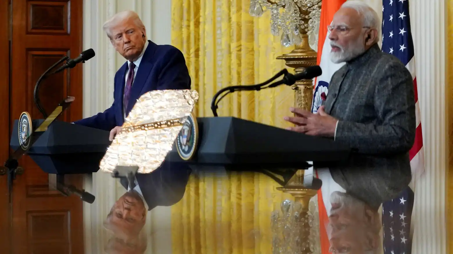 वॉशिंगटन में एक संयुक्त कार्यक्रम के दौरान पोडियम पर खड़े डोनाल्ड ट्रंप और नरेंद्र मोदी
